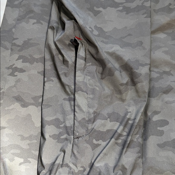 TUMI Men's Camo Reflective Packable Rain Jacket - Picture 12 of 13